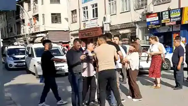 Gazinin Trafikte Saldırıya Uğradığı Anlar Kamerada Görüntülendi!