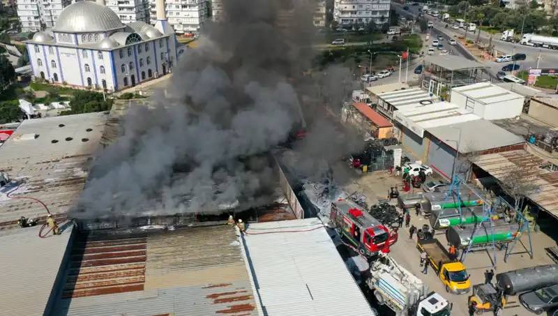 İzmir'de Oto Lastikçide Büyük Yangın: Yangının Sebepleri ve Sonuçları Neler?