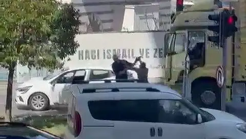 İstanbul Trafiğinde Çekiçli Dehşet: Şehirde Neler Oluyor?