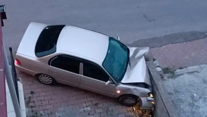 Kontrolü Kaybeden Araç Duvara Çarptı: Neyin Tetikleyici Olduğu Merak Ediliyor
