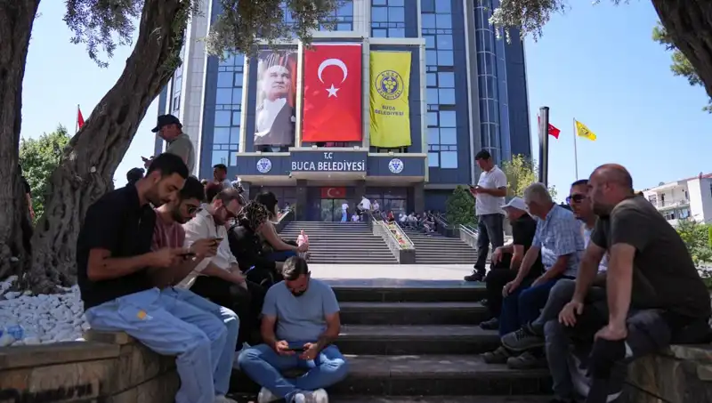 Ücretlerini Alamayan İşçilerden Tarihi Oturma Eylemi: Taleplerini Duyurdular