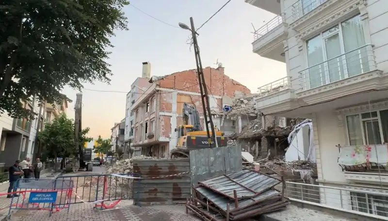 Yıkımda Tehlike: Elektrik Kabloları Koparak İki Sokağı Karanlığa Gömüldü