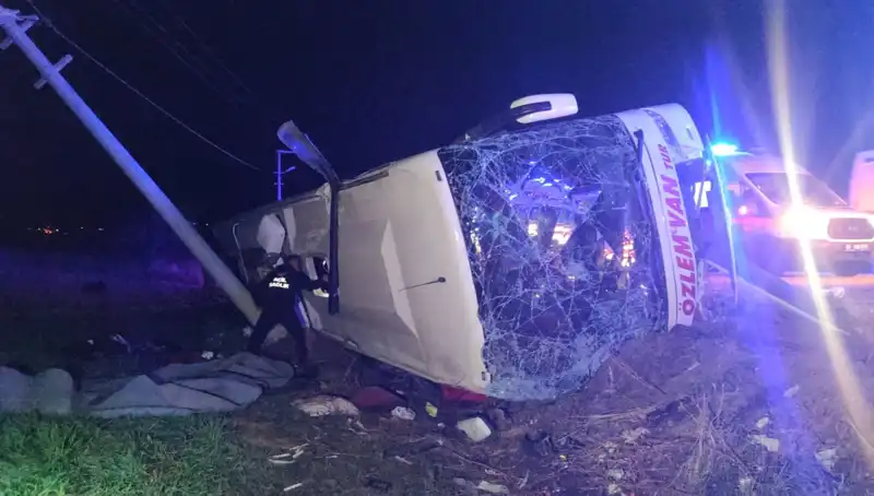 Van'da Yolcu Otobüsü Devrildi: 28 Kişi Yaralandı, Kaza Anı Korku Dolu Anlar Yaşattı
