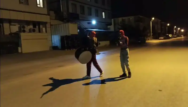 Erzincan'da Sahur Geleneği: "Örümcek Adamlar" Coşkusu Sokakları Sarıp Sarmaladı