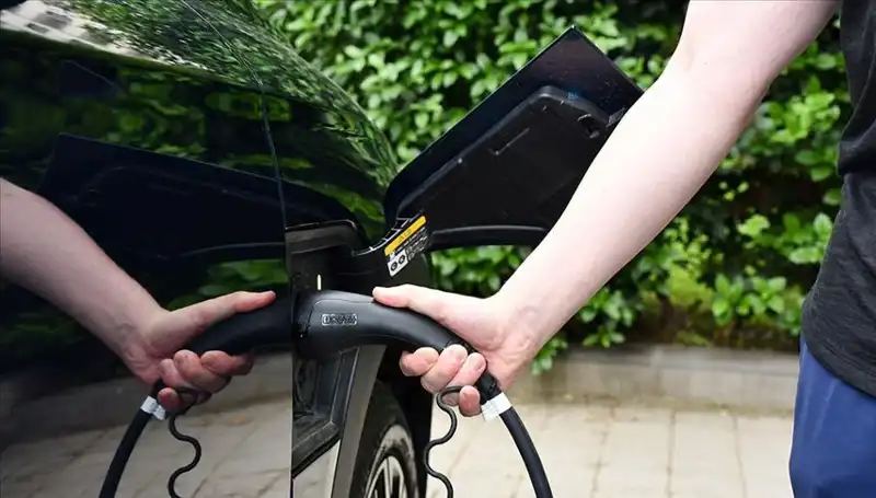 ABD'nin Gümrük Vergilerine Yanıt: İngiltere'den Elektrikli Araç Üreticilerine Destek