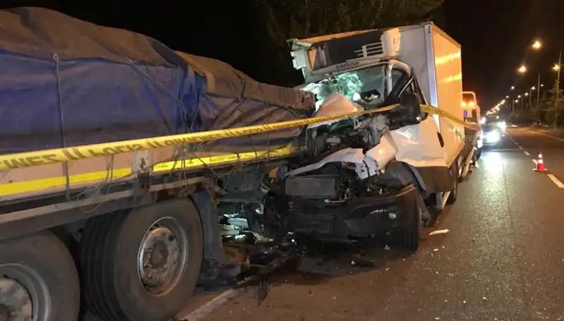 Park Halindeki Tıra Arkadan Çarpan Kamyonettekan Hüsran: 1 Ölü, 1 Yaralı