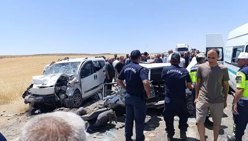 Otomobil ve Hafif Ticari Araç Çarpıştı: 4 Can Kaybı, 1 Yaralı