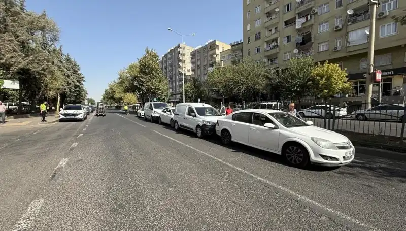 Diyarbakır'da 5 Araçlı Zincirleme Trafik Kazası: Korkutan Anlar