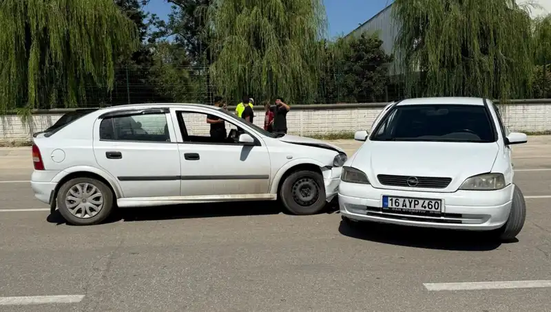 İki Otomobilin Çarpışması Sonucu İki Kişi Yaralandı: Olayın Detayları