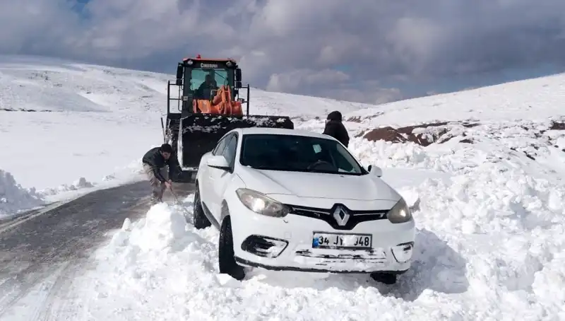 Muş'a Yağmur Gibi Yağan Kar, Mahsur Kalanları Zor Durumda Bıraktı