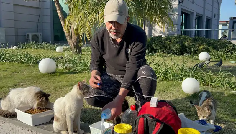 59 Yaşındaki Adamın Günde 8 Kilometre Yürüyüşü Merhametiyle Takdir Topladı