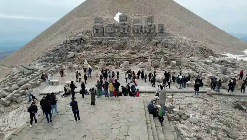 Bayramda Nemrut Dağı'nda Rekor Ziyaretçi Akını!